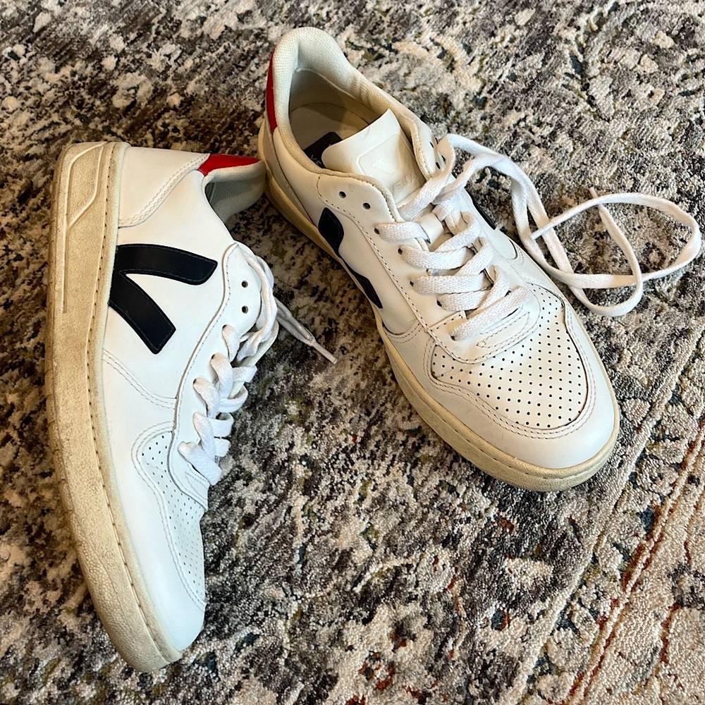 Veja V-10 size 37